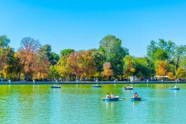 Madrid, İspanya, 6 Ekim 2017: İnsanlar el estanque Grande Parque del Buen Retiro Madrid, Spai, kürek