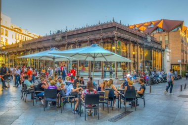 Madrid, İspanya, 6 Ekim 2017: Yerel halklar ve turistlere San Miguel Market (Mercado San Miguel) önünde şehir merkezi Madrid, Spai