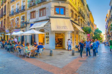 Madrid, İspanya, 6 Ekim 2017: Eski şehir Madrid, Spai, dar bir sokak görünümünü