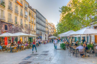Madrid, İspanya, 6 Ekim 2017: Eski şehir Madrid, Spai, dar bir sokak görünümünü