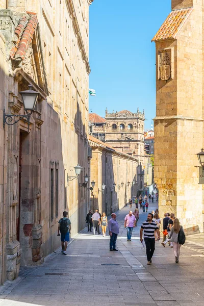 Salamanca, İspanya, 5 Ekim 2017: Salamanca şehrin eski, Spai, dar bir sokak görünümünü