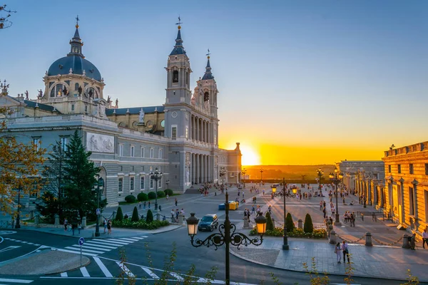 Madrid, İspanya, 6 Ekim 2017: Gün batımı görünümü gelirliler Almudena Katedrali