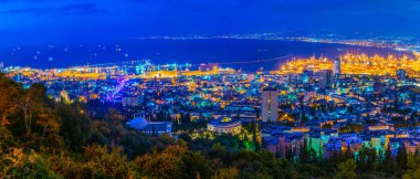 Haifa, İsrail'in bağlantı noktasının gün batımı görünümü