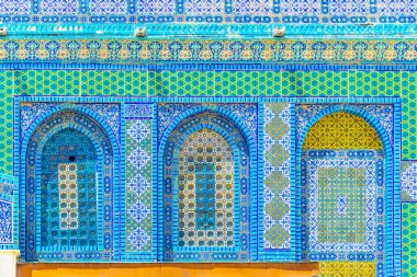 Kaya kubbe süsler yer alan tapınak höyüğün üzerinde ben