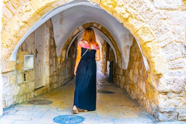 Tek bir kadın Decumanus Caddesi Jeruslam, İsrail buradan geçen