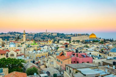 Kubbe altın kubbe tarafından hakim Kudüs'ün gün batımı görünümü 