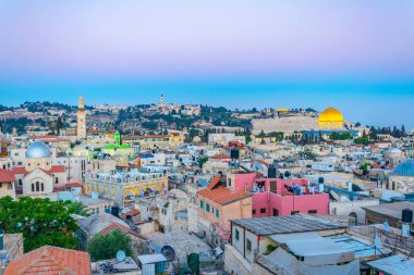 Kubbe altın kubbe tarafından hakim Kudüs'ün gün batımı görünümü 
