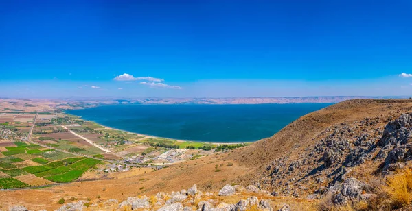 Jezioro Tyberiadzkie oglądany z góry Arbel w Izraelu — Zdjęcie stockowe