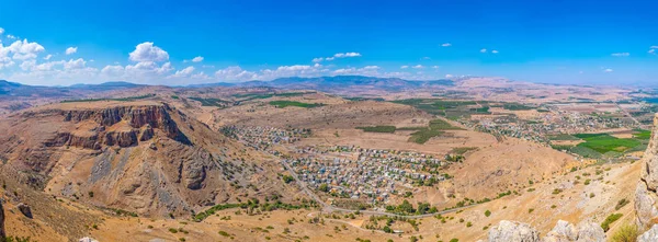 Mount Arbel İsrail'den Hamam köyünün havadan görünümü