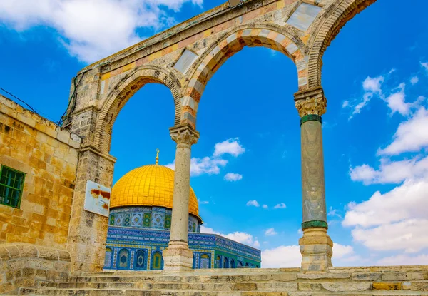 Famosa cúpula de la roca situada en el montículo del templo en Jerusale — Foto de Stock