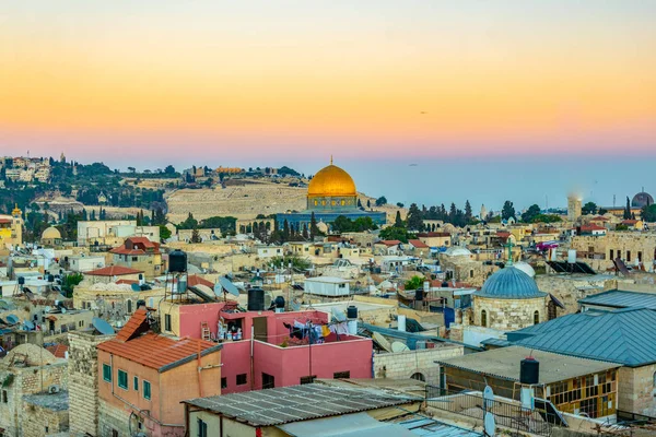 Pôr do sol vista de Jerusalém dominada pela cúpula dourada da cúpula — Fotografia de Stock
