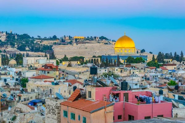 Pôr do sol vista de Jerusalém dominada pela cúpula dourada da cúpula — Fotografia de Stock