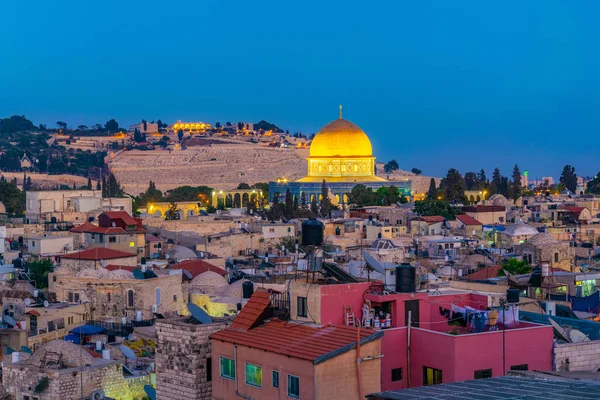 Solnedgången över Jerusalem som domineras av gyllene kupol av kupolen — Stockfoto