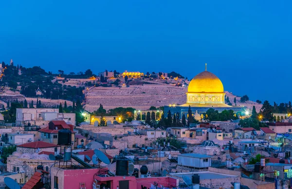 Pôr do sol vista de Jerusalém dominada pela cúpula dourada da cúpula — Fotografia de Stock