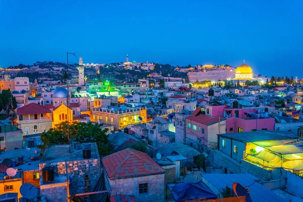 Pôr do sol vista de Jerusalém dominada pela cúpula dourada da cúpula — Fotografia de Stock