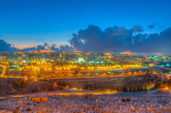 Solnedgången över Jerusalem från Oljeberget, Israel — Stockfoto