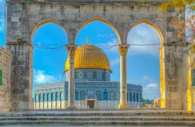 Kaya'nın Jerusale tapınak höyüğün üzerinde yer alan ünlü kubbe