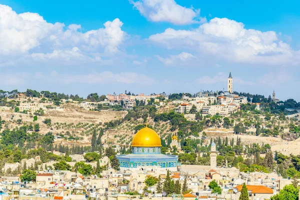 Jerusalem dominated by golden cupola of the dome of the rock, Is — Stock Photo, Image