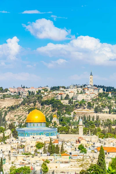 Jerusalem dominated by golden cupola of the dome of the rock, Is — Stock Photo, Image