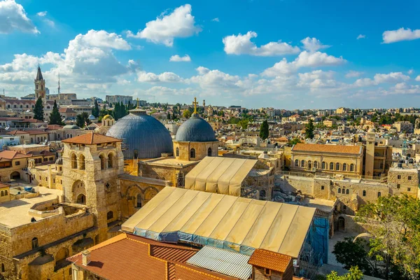Ciudad de Jerusalén con la iglesia del sepulcro santo, Israel — Foto de Stock