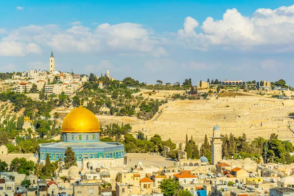 Jeruzalém, dominuje zlatá kopule kupole skály, je — Stock fotografie