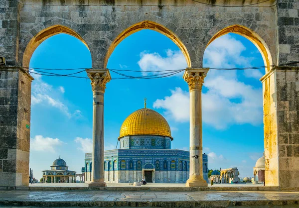 Berömda Klippdomen ligger på templet högen i Jerusale — Stockfoto