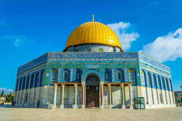 Famosa cúpula de la roca situada en el montículo del templo en Jerusale — Foto de Stock