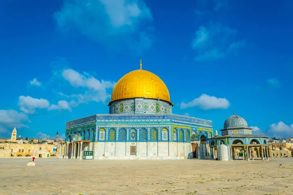 Famosa cúpula de la roca situada en el montículo del templo en Jerusale — Foto de Stock