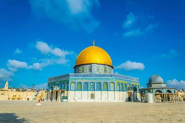 Famosa cúpula de la roca situada en el montículo del templo en Jerusale — Foto de Stock