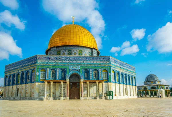 Berömda Klippdomen ligger på templet högen i Jerusale — Stockfoto