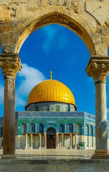 Famosa cúpula de la roca situada en el montículo del templo en Jerusale — Foto de Stock