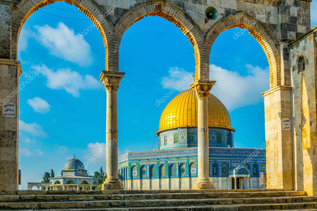 Famosa cúpula de la roca situada en el montículo del templo en Jerusale