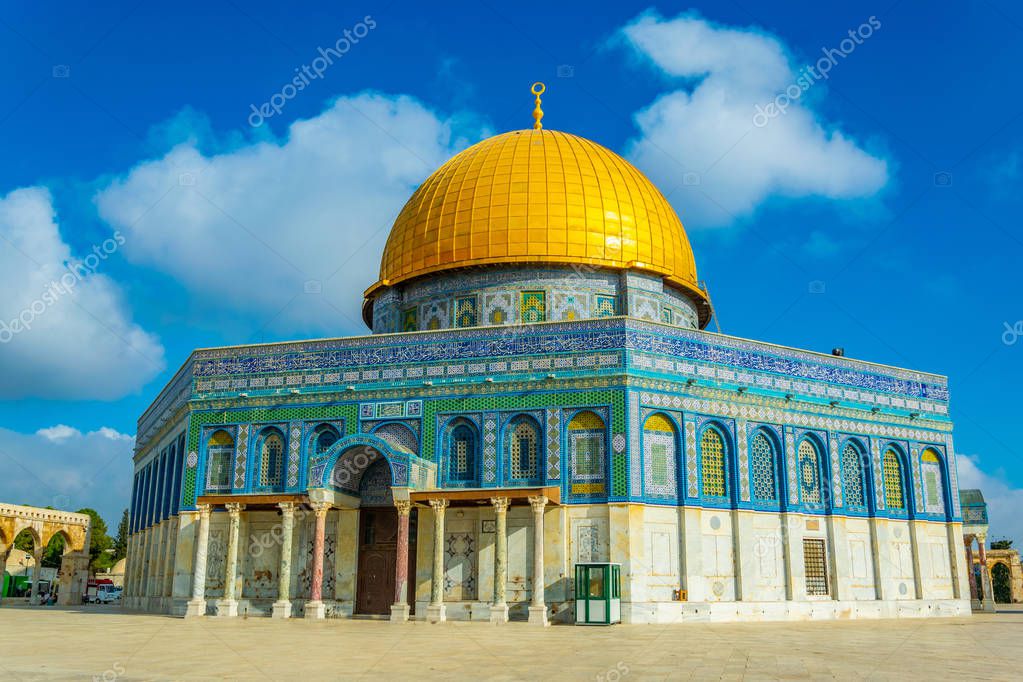 Famosa cúpula de la roca situada en el montículo del templo en Jerusale