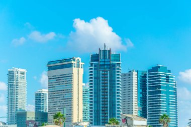 Cam ve çelik gökdelenler Rotschild Bulvarı'nda üzerine inşa 