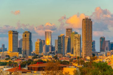 Tel Aviv, İsrail içinde gökdelenler gün batımı görünümü