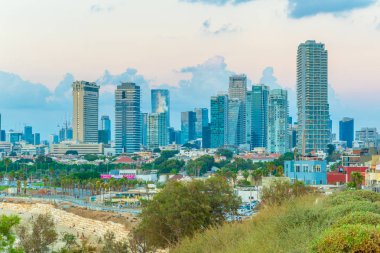 Tel Aviv, İsrail içinde gökdelenler gün batımı görünümü