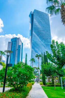 Tel Aviv, ISRA sarona piyasa üzerinde cam ve çelik gökdelenler