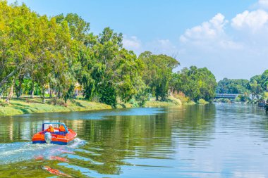 Yarkon Nehri pasing ile Tel Aviv, İsrail