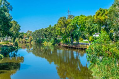 Yarkon Nehri pasing ile Tel Aviv, İsrail