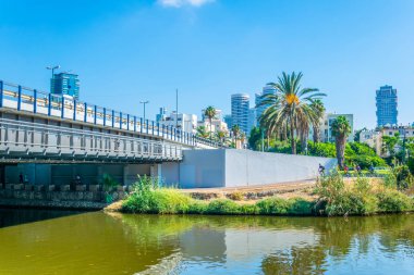 Yarkon Nehri pasing ile Tel Aviv, İsrail