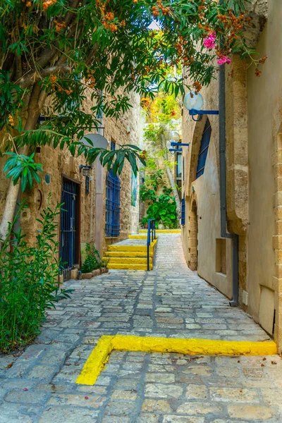 Calle estrecha en el casco antiguo de Jaffa, Tel Aviv, Israel — Foto de Stock
