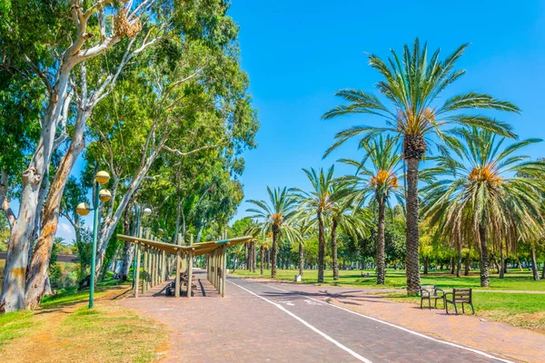 Passeio marítimo ao lado do rio Yarkon em Tel Aviv, Israel — Fotografia de Stock