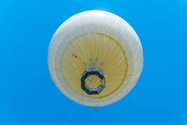 Balão TLV voando sobre o parque hayarkon em Tel Aviv, Israel — Fotografia de Stock