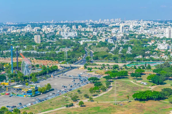 Городской пейзаж Тель-Авива с воздушного шара TLV, пролетающего над Хайарком — стоковое фото