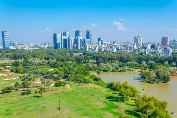 Paisaje urbano de Tel Aviv visto desde TLV Globo volando sobre Hayark — Foto de Stock