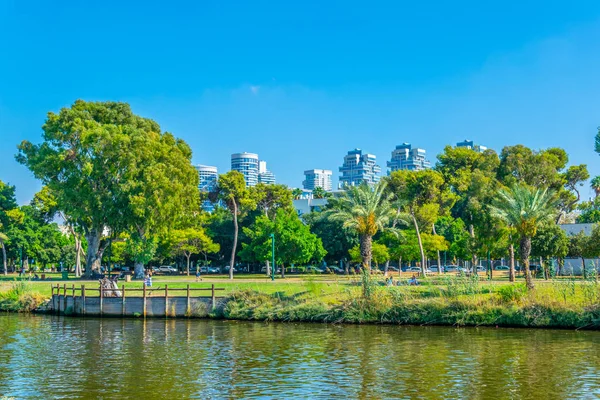 Yarkon floden pasing genom Tel Aviv, Israel — Stockfoto