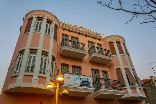 Bauhaus buildings at the carmel market at Tel Aviv, Israel — Stock Photo, Image