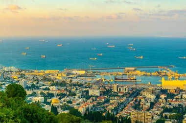 Haifa, İsrail'in bağlantı noktasının gün batımı görünümü