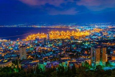 Haifa, İsrail'in bağlantı noktasının gün batımı görünümü