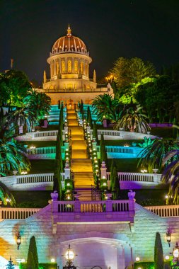 Haifa, İsrail Bahai bahçelerde gece görünümü